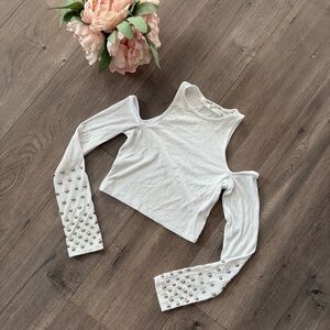New LF Emma & Sam White Ribbed Cold‎ Shoulder Silver Stud Bell Sleeve Crop Top